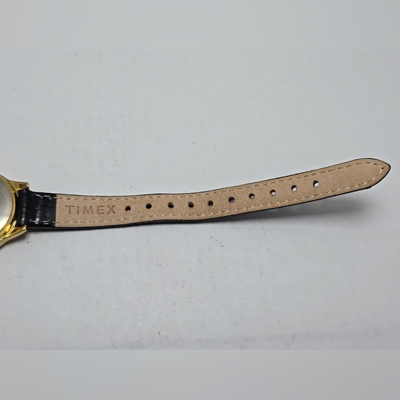 Womens Timex Classics Gold Tone Black Leather Strap Watch TW2R86100 New Battery - Picture 10 of 11